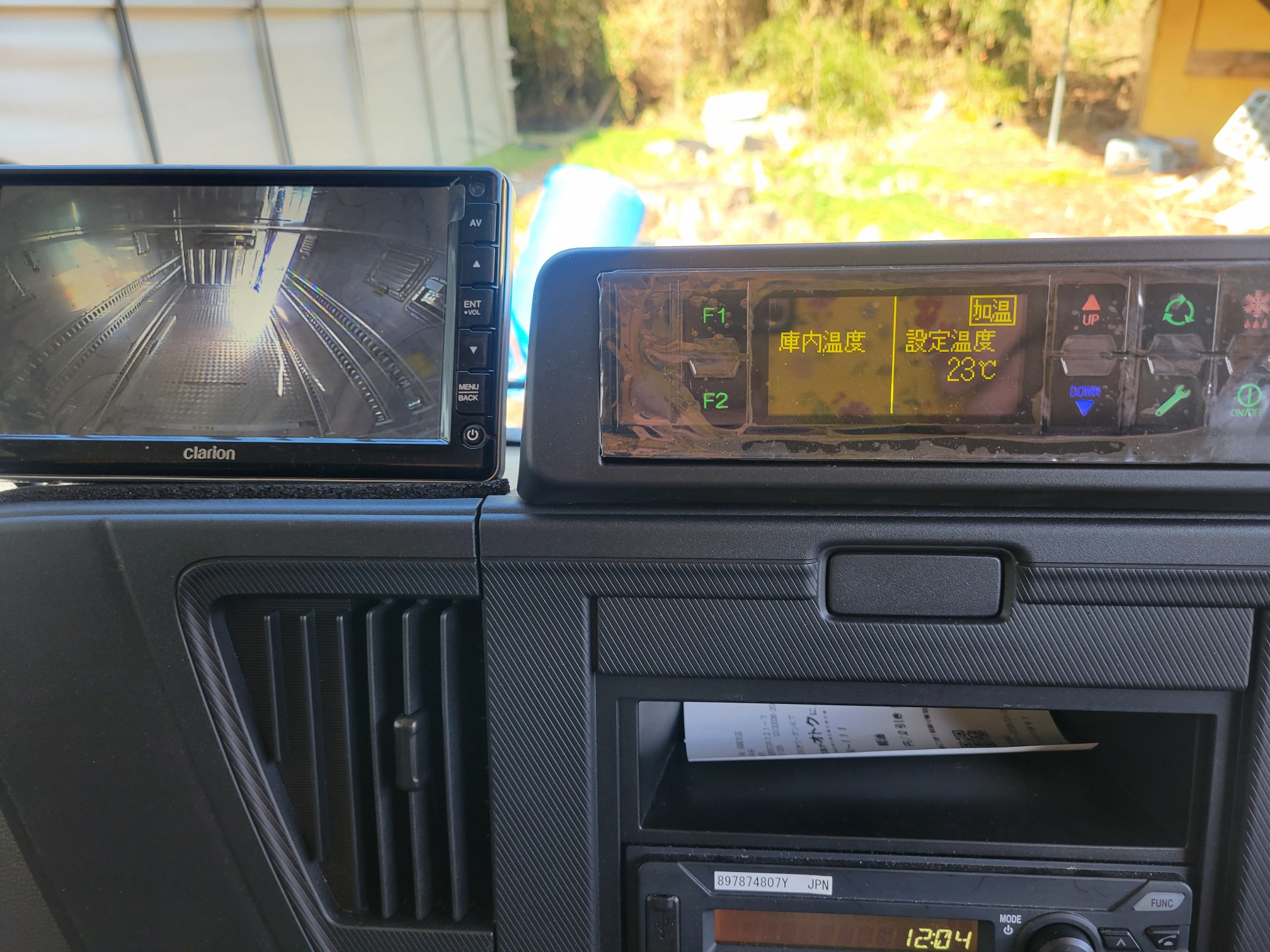 移動中の運転席庫内監視モニター